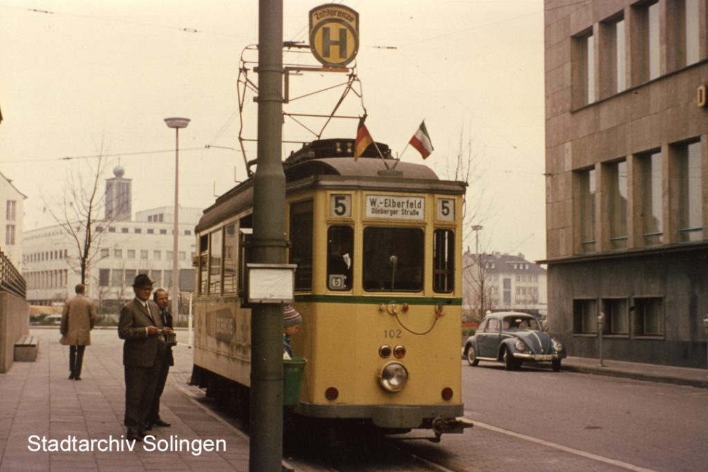 Straßenbahn steht an einer Haltestelle