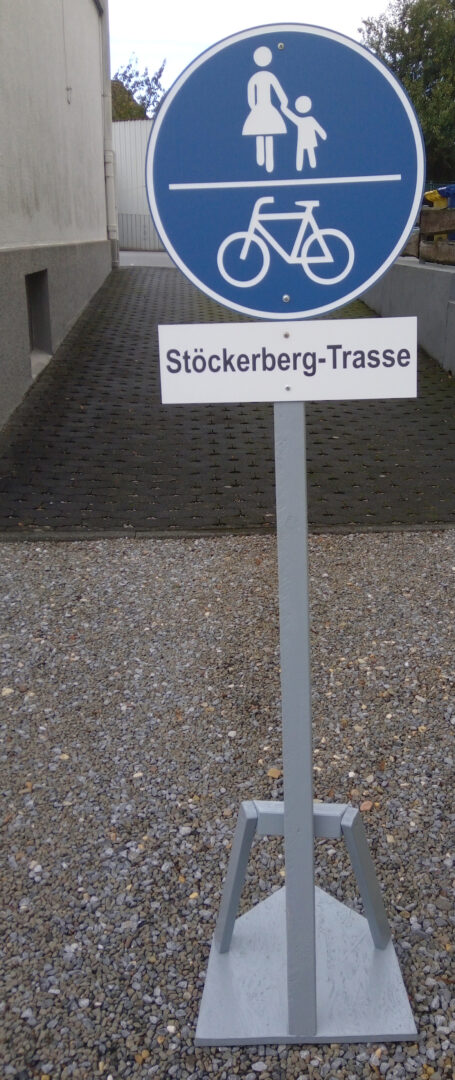 Verkehrsschild Rad- und Fußweg mit Zusatz Stöckerbergtrasse