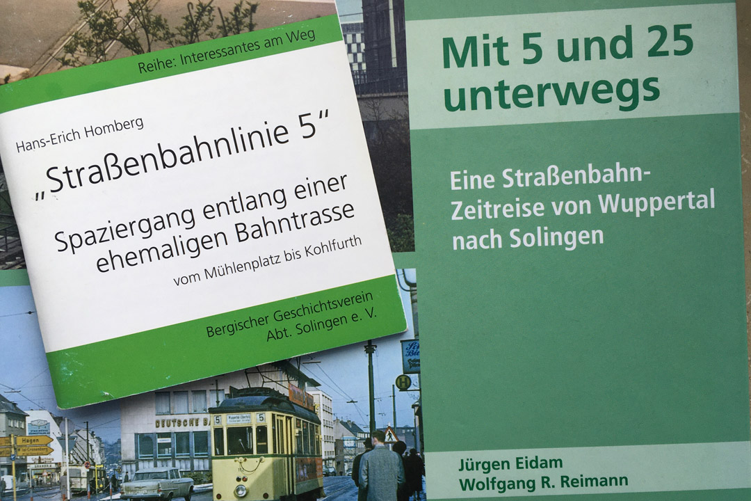 Bücher zur Straßenbahnlinie 5 liegen übereinander