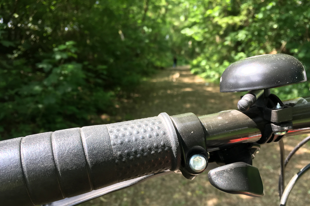 Lenker eines Fahrrads auf einem Weg